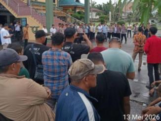 Mahasiswa GMNI berorasi di halaman DPRD Bengkalis saat aksi protes kelangkaan BBM.