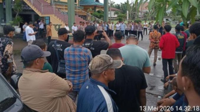 Mahasiswa GMNI berorasi di halaman DPRD Bengkalis saat aksi protes kelangkaan BBM.