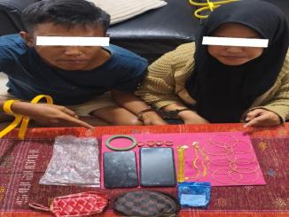 Polisi memeriksa barang bukti emas dalam kasus perampokan di Bengkalis yang diduga direkayasa.