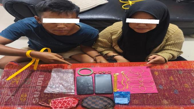 Polisi memeriksa barang bukti emas dalam kasus perampokan di Bengkalis yang diduga direkayasa.