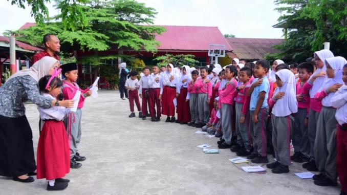 Siswa SD Negeri 1 Bengkalis mengikuti edukasi literasi digital dari Diskominfotik Bengkalis.