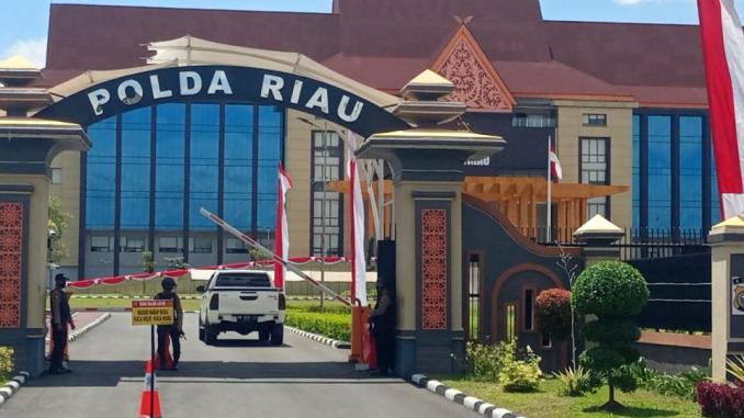 Gedung Markas Polda Riau di Pekanbaru yang menangani dugaan penghinaan terhadap tokoh adat Melayu Riau.