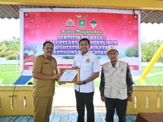 Penyerahan sertifikat halal kepada pelaku usaha kuliner di Pantai Indah Selatbaru, Bengkalis.