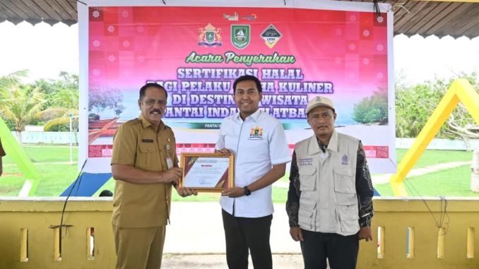 Penyerahan sertifikat halal kepada pelaku usaha kuliner di Pantai Indah Selatbaru, Bengkalis.