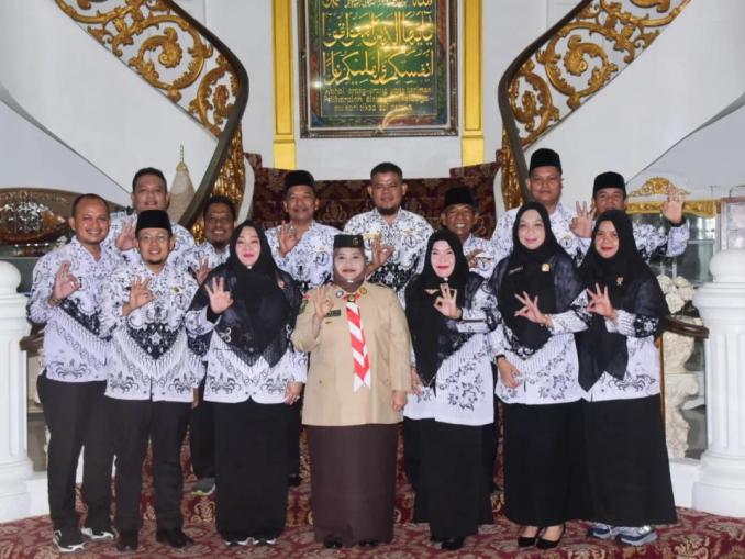 Bupati Bengkalis Kasmarni menerima audiensi PGRI Kabupaten Bengkalis di Wisma Daerah.