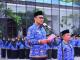 Pemkab Bengkalis menyerahkan penghargaan kepada guru dan sekolah berprestasi dalam apel Hardiknas 2026.