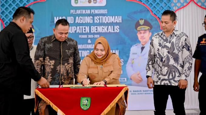 Bupati Bengkalis Kasmarni menandatangani kerja sama penerapan E-Ticketing Pelabuhan Roro Bengkalis.