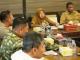 Bupati Siak Afni Zulkifli saat membahas gangguan distribusi BBM di wilayah Siak bersama Forkopimda.
