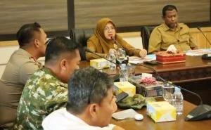 Bupati Siak Afni Zulkifli saat membahas gangguan distribusi BBM di wilayah Siak bersama Forkopimda.