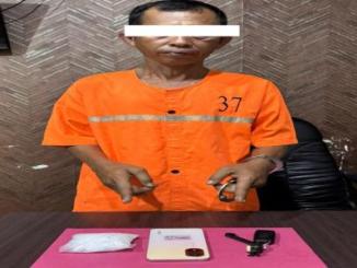 Polisi menunjukkan barang bukti sabu seberat 86,29 gram yang disita dalam pengungkapan kasus narkotika di Desa Kelapapati, Bengkalis.