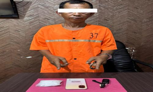 Polisi menunjukkan barang bukti sabu seberat 86,29 gram yang disita dalam pengungkapan kasus narkotika di Desa Kelapapati, Bengkalis.