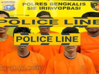 Petugas Satresnarkoba Polres Bengkalis saat melakukan pemeriksaan terhadap para tersangka kasus narkotika di Mapolres Bengkalis.