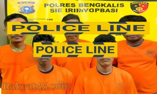 Petugas Satresnarkoba Polres Bengkalis saat melakukan pemeriksaan terhadap para tersangka kasus narkotika di Mapolres Bengkalis.