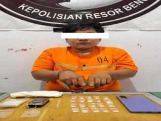 Polisi menunjukkan barang bukti sabu hasil penangkapan pengedar sabu di Bathin Solapan, Bengkalis.