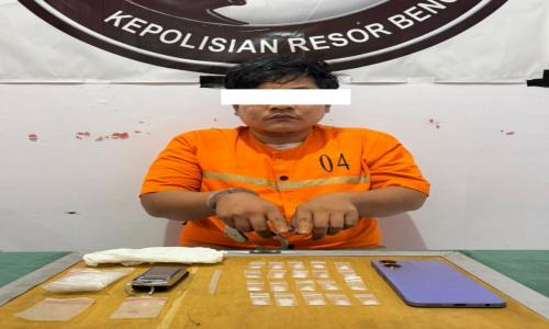 Polisi menunjukkan barang bukti sabu hasil penangkapan pengedar sabu di Bathin Solapan, Bengkalis.