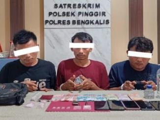Polisi mengamankan tiga tersangka dalam kasus peredaran sabu di Kecamatan Kandis.