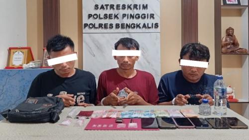 Polisi mengamankan tiga tersangka dalam kasus peredaran sabu di Kecamatan Kandis.