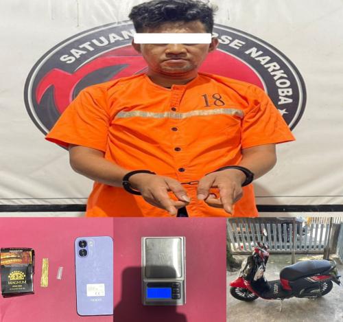 Petugas Satresnarkoba Polres Bengkalis mengamankan terduga pelaku narkotika di Jalan Sri Pulau.