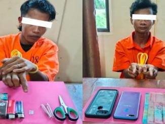 Petugas Polsek Siak Kecil menunjukkan barang bukti dalam pengungkapan kasus sabu di Bengkalis.