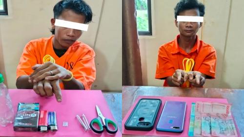 Petugas Polsek Siak Kecil menunjukkan barang bukti dalam pengungkapan kasus sabu di Bengkalis.