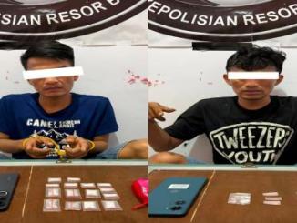 Petugas Satresnarkoba Polres Bengkalis menunjukkan barang bukti sabu hasil pengungkapan dua kasus di Kecamatan Mandau.