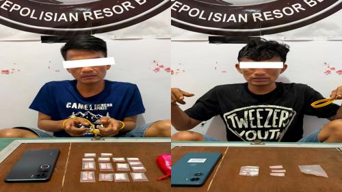 Petugas Satresnarkoba Polres Bengkalis menunjukkan barang bukti sabu hasil pengungkapan dua kasus di Kecamatan Mandau.