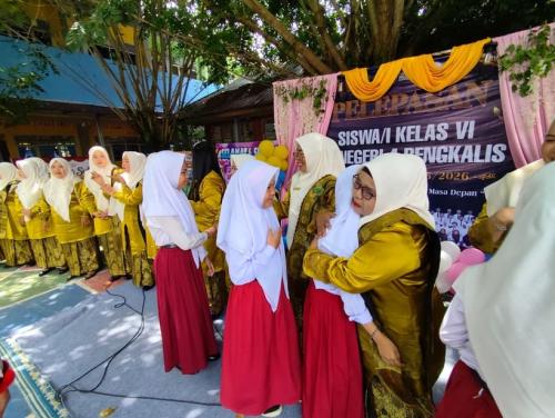 Siswa kelas VI mengikuti Perpisahan SDN 4 Bengkalis di halaman sekolah.