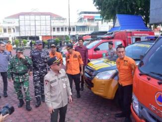 Sekda Bengkalis Ersan Saputra memeriksa peralatan penanggulangan kebakaran hutan dan lahan saat apel kesiapsiagaan tahun 2026.