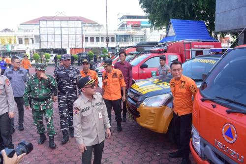 Sekda Bengkalis Ersan Saputra memeriksa peralatan penanggulangan kebakaran hutan dan lahan saat apel kesiapsiagaan tahun 2026.