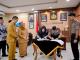 Bupati Bengkalis Kasmarni menyaksikan penandatanganan MoU perlindungan hukum guru antara PGRI Kabupaten Bengkalis dan Polres Bengkalis.