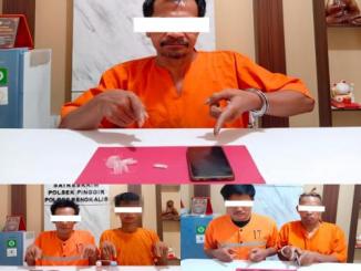 Lima tersangka kasus narkotika bersama barang bukti sabu, pil ekstasi, timbangan digital, dan telepon genggam hasil pengungkapan Polsek Pinggir di Bengkalis.