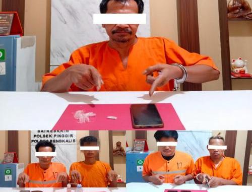 Lima tersangka kasus narkotika bersama barang bukti sabu, pil ekstasi, timbangan digital, dan telepon genggam hasil pengungkapan Polsek Pinggir di Bengkalis.