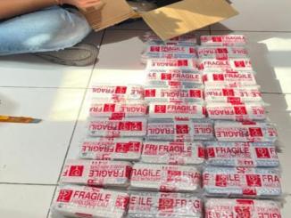 Petugas Bea Cukai Bengkalis mengamankan 652 iPhone bekas ilegal di Pelabuhan Internasional Bandar Sri Setia Raja.