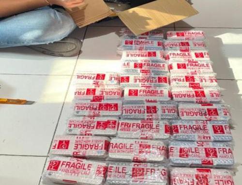 Petugas Bea Cukai Bengkalis mengamankan 652 iPhone bekas ilegal di Pelabuhan Internasional Bandar Sri Setia Raja.