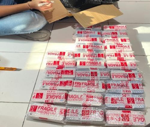 Petugas Bea Cukai Bengkalis mengamankan 652 iPhone bekas ilegal di Pelabuhan Internasional Bandar Sri Setia Raja.
