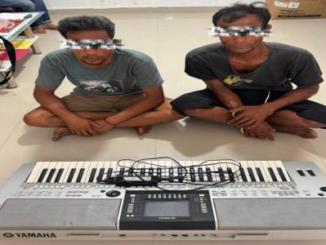 Dua terduga pelaku curat di Bengkalis bersama barang bukti piano Yamaha PSR-S910 yang disita Polsek Mandau.