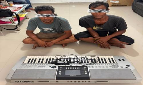Dua terduga pelaku curat di Bengkalis bersama barang bukti piano Yamaha PSR-S910 yang disita Polsek Mandau.