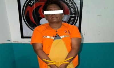 Petugas Satres Narkoba Polres Bengkalis mengamankan tersangka DPO narkoba beserta barang bukti dua paket sabu di Bathin Solapan.