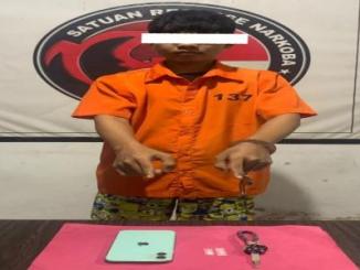 Petugas Satresnarkoba Polres Bengkalis mengamankan barang bukti sabu setelah menangkap terduga pengedar di Kecamatan Bengkalis.