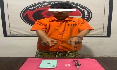 Petugas Satresnarkoba Polres Bengkalis mengamankan barang bukti sabu setelah menangkap terduga pengedar di Kecamatan Bengkalis.