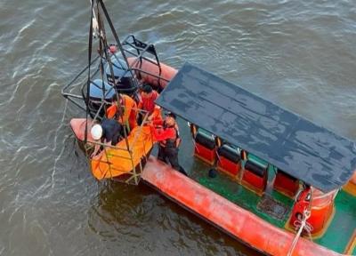 Personel Unit Siaga SAR (USS) Dumai mengevakuasi jenazah kru MT Pancaran Agility di Perairan Selat Rupat, Kota Dumai, Riau.