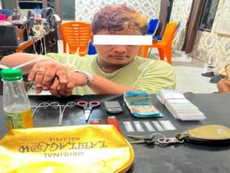 Polsek Rupat menunjukkan terduga pengedar sabu berinisial RI beserta barang bukti lima paket sabu, timbangan digital, dan peralatan yang diduga digunakan untuk mengemas narkotika.