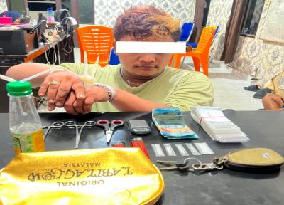 Polsek Rupat menunjukkan terduga pengedar sabu berinisial RI beserta barang bukti lima paket sabu, timbangan digital, dan peralatan yang diduga digunakan untuk mengemas narkotika.