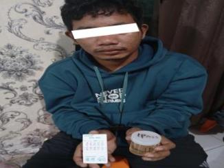 Petugas Polsek Rupat mengamankan tersangka DPO narkotika berinisial IH di Kecamatan Rupat, Kabupaten Bengkalis.