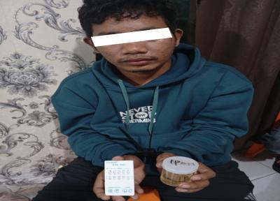 Petugas Polsek Rupat mengamankan tersangka DPO narkotika berinisial IH di Kecamatan Rupat, Kabupaten Bengkalis.