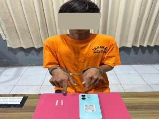 Barang bukti dua paket yang diduga berisi sabu diamankan polisi dalam pengungkapan kasus narkotika di Rupat Utara, Bengkalis.