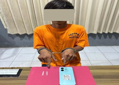 Barang bukti dua paket yang diduga berisi sabu diamankan polisi dalam pengungkapan kasus narkotika di Rupat Utara, Bengkalis.