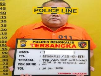 Polisi menggiring tersangka dugaan korupsi SPPD fiktif Satpol PP Kabupaten Bengkalis di Mapolres Bengkalis.