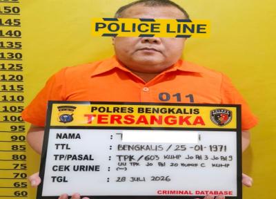 Polisi menggiring tersangka dugaan korupsi SPPD fiktif Satpol PP Kabupaten Bengkalis di Mapolres Bengkalis.