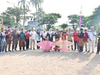 Peserta mengikuti lomba permainan tradisional gasing dan layang-layang pada peringatan Hari Jadi ke-514 Bengkalis di halaman Asrama Koramil 01 Bengkalis.